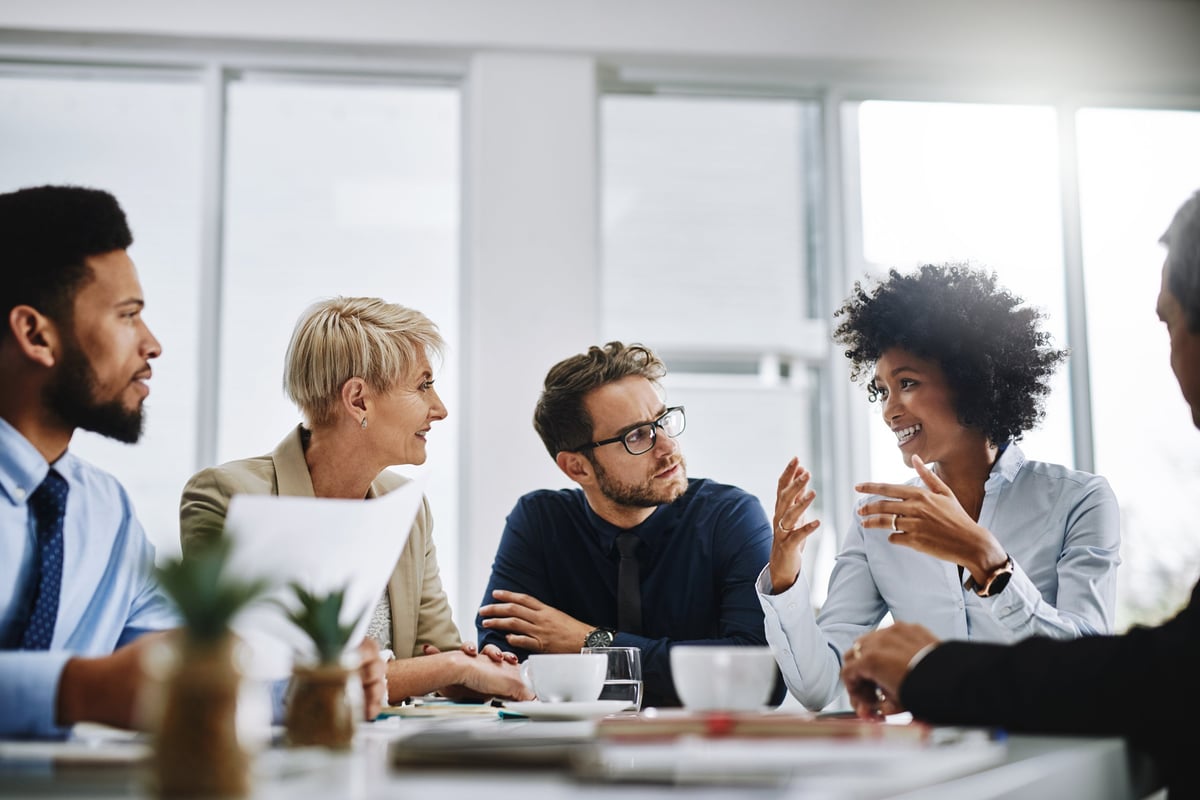 Grupo de profesionales en una reunión de trabajo colaborativo